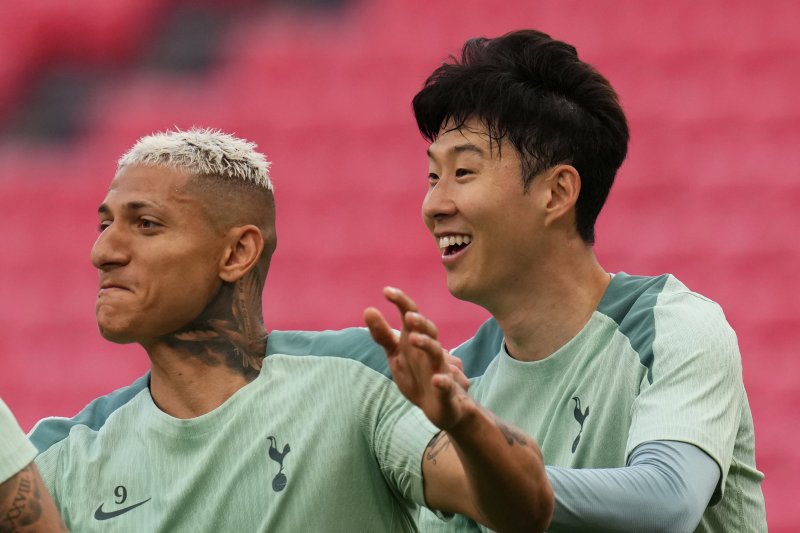 [빌바오=AP/뉴시스] 잉글랜드 프로축구 프리미어리그(EPL) 토트넘 홋스퍼의 히샬리송, 손흥민. 2025. 5. 20.