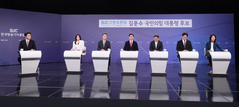 [서울=뉴시스] 국회사진기자단 = 김문수 국민의힘 대선 후보가 21일 경기도 고양 MBN 미디어센터에서 열린 한국방송기자클럽 대선 후보 초청 토론회에서 발언하고 있다. 2025.05.21. photo@newsis.com