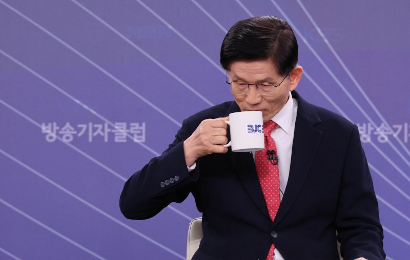 [서울=뉴시스] 국회사진기자단 = 김문수 국민의힘 대선 후보가 21일 경기도 고양 MBN 미디어센터에서 열린 한국방송기자클럽 대선 후보 초청 토론회에서 물을 마시고 있다. 2025.05.21. photo@newsis.com