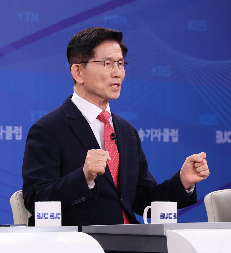 [서울=뉴시스] 국회사진기자단 = 김문수 국민의힘 대선 후보가 21일 경기도 고양 MBN 미디어센터에서 열린 한국방송기자클럽 대선 후보 초청 토론회에서 발언하고 있다. 2025.05.21. photo@newsis.com