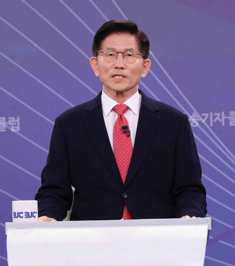 [서울=뉴시스] 국회사진기자단 = 김문수 국민의힘 대선 후보가 21일 경기도 고양 MBN 미디어센터에서 열린 한국방송기자클럽 대선 후보 초청 토론회에서 발언하고 있다. 2025.05.21. photo@newsis.com