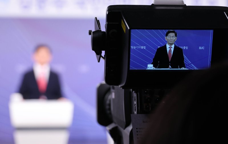 [서울=뉴시스] 국회사진기자단 = 김문수 국민의힘 대선 후보가 21일 경기도 고양 MBN 미디어센터에서 열린 한국방송기자클럽 대선 후보 초청 토론회에서 발언하고 있다. 2025.05.21. photo@newsis.com