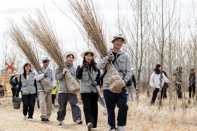 [바가노르(몽골)=뉴시스] 박주성 기자 = 대한항공과 아시아나항공 임직원들이 지난 20일 몽골 울란바타르시 바가노르구에 위치한 대한항공 숲에서 식림 활동을 하고 있다. 올해는 대한항공이 아시아나항공을 인수한 이후 처음 맞는 식림 활동으로 양사의 신입·인솔직원 260여 명이 함께 참여해 서로를 이해하고 협력하는 시간을 가졌다. 2025.05.21. park7691@newsis.com