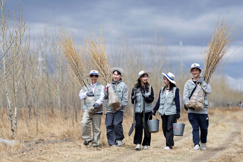 [바가노르(몽골)=뉴시스] 박주성 기자 = 대한항공과 아시아나항공 임직원들이 지난 20일 몽골 울란바타르시 바가노르구에 위치한 대한항공 숲에서 식림 활동을 하고 있다. 올해는 대한항공이 아시아나항공을 인수한 이후 처음 맞는 식림 활동으로 양사의 신입·인솔직원 260여 명이 함께 참여해 서로를 이해하고 협력하는 시간을 가졌다. 2025.05.21. park7691@newsis.com