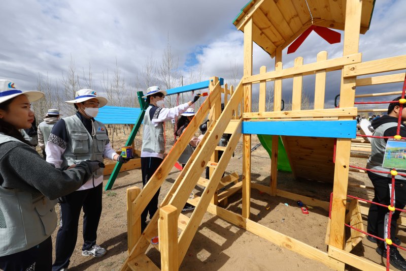 [바가노르(몽골)=뉴시스] 박주성 기자 =대한항공과 아시아나항공 임직원들이 지난 20일 몽골 울란바타르시 바가노르구에 위치한 대한항공 숲 내 어린이 놀이터를 단장하고 있다. 올해는 대한항공이 아시아나항공을 인수한 이후 처음 맞는 식림 활동으로 양사의 신입·인솔직원 260여 명이 함께 참여해 서로를 이해하고 협력하는 시간을 가졌다.2025.05.20. park7691@newsis.com