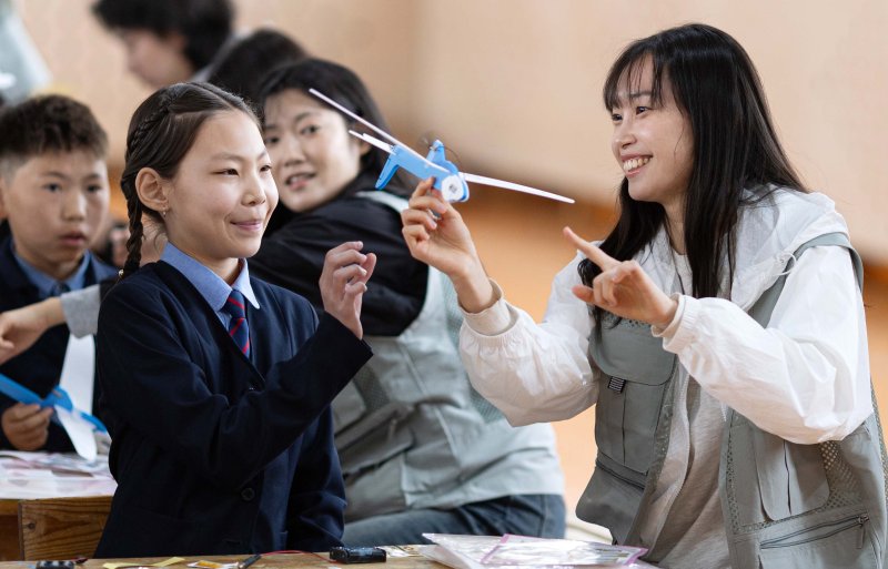 [바가노르(몽골)=뉴시스] 박주성 기자 =대한항공과 아시아나항공 임직원들이 21일 몽골 울란바타르시 바가노르구에 위치한 군갈루타이 국립학교에서 항공공학 체험 수업을 진행하고 있다. 현지 학생들은 임직원들과 함께 비행기 모형을 만들고 날리며 비행 원리를 배우는 시간을 가졌다. 올해는 대한항공이 아시아나항공을 인수한 이후 양사 임직원이 함께한 첫 현장 봉사로 협력과 나눔의 의미를 더했다.2025.05.21. park7691@newsis.com