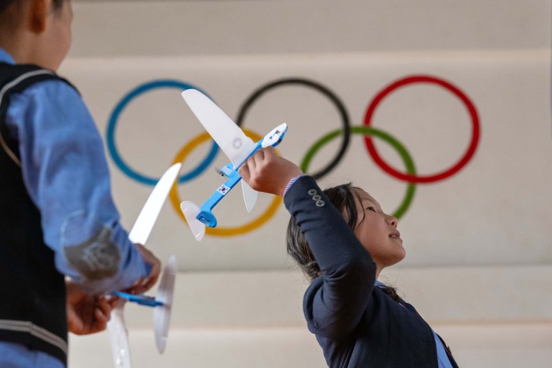 [바가노르(몽골)=뉴시스] 박주성 기자 =대한항공과 아시아나항공 임직원들이 21일 몽골 울란바타르시 바가노르구에 위치한 군갈루타이 국립학교에서 항공공학 체험 수업을 진행하고 있다. 현지 학생들은 임직원들과 함께 비행기 모형을 만들고 날리며 비행 원리를 배우는 시간을 가졌다. 올해는 대한항공이 아시아나항공을 인수한 이후 양사 임직원이 함께한 첫 현장 봉사로 협력과 나눔의 의미를 더했다.2025.05.21. park7691@newsis.com