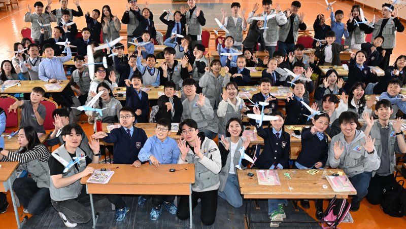 [바가노르(몽골)=뉴시스] 박주성 기자 =대한항공과 아시아나항공 임직원들이 21일 몽골 울란바타르시 바가노르구에 위치한 군갈루타이 국립학교에서 항공공학 체험 수업을 진행하고 있다. 현지 학생들은 임직원들과 함께 비행기 모형을 만들고 날리며 비행 원리를 배우는 시간을 가졌다. 올해는 대한항공이 아시아나항공을 인수한 이후 양사 임직원이 함께한 첫 현장 봉사로 협력과 나눔의 의미를 더했다.2025.05.21. park7691@newsis.com