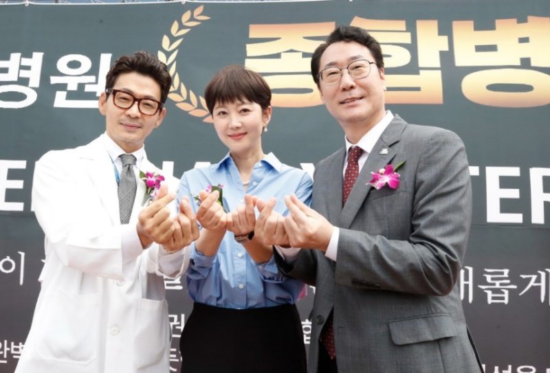 염정아, 화성 서부권 두번째 종합병원 사모님 됐다…남편과 다정한 손하트