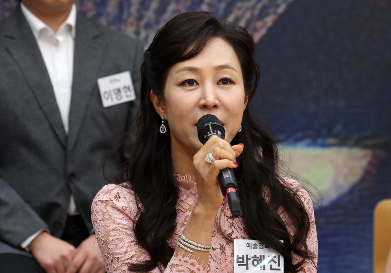 "오페라 공연하러 손주 돌보다 입국".. 시민과 함께하는 도심 속 야외 오페라 '마술피리'