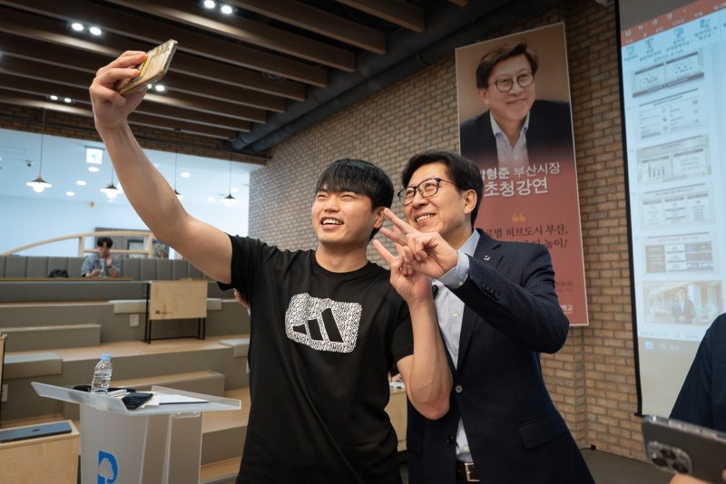 20일 박형준 부산시장이 특강을 마친 뒤 부산대 학생과 기념 사진을 찍고 있다.(부산시청 제공. 재판매 및 DB 금지)