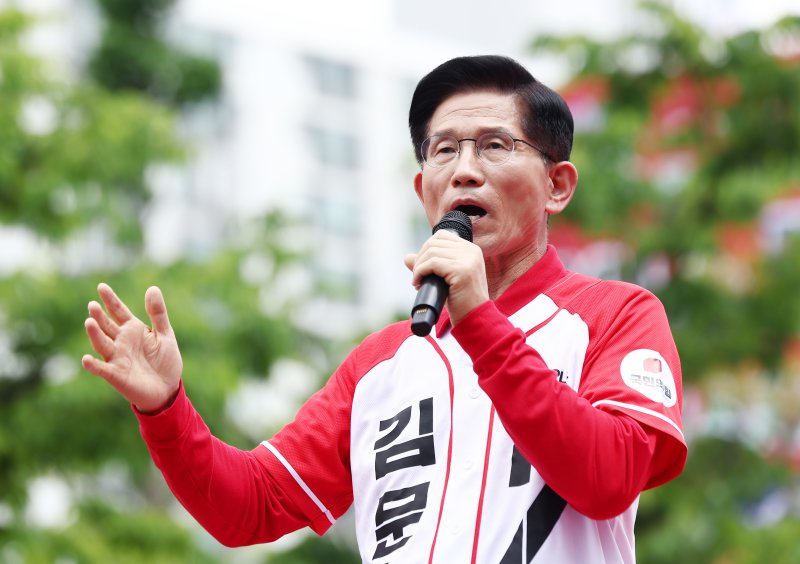 김문수 국민의힘 대통령 후보가 21일 경기 고양시 화정역 문화광장 앞에서 집중유세를 하고 있다. 2025.5.21/뉴스1 ⓒ News1 김민지 기자