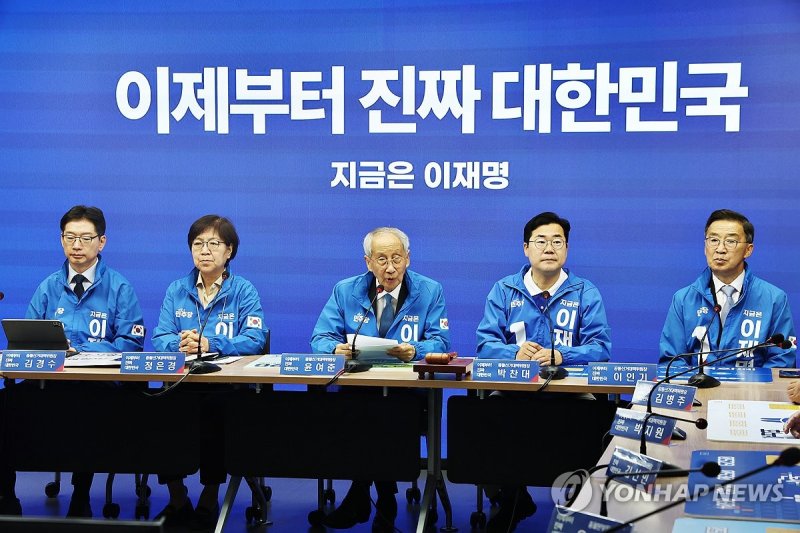 발언하는 윤여준 총괄선대위원장 (출처=연합뉴스)