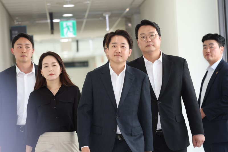 이준석 "마이너스 성장 시 대통령·장관 연봉도 삭감"…美 성과연동보수제 도입 공약