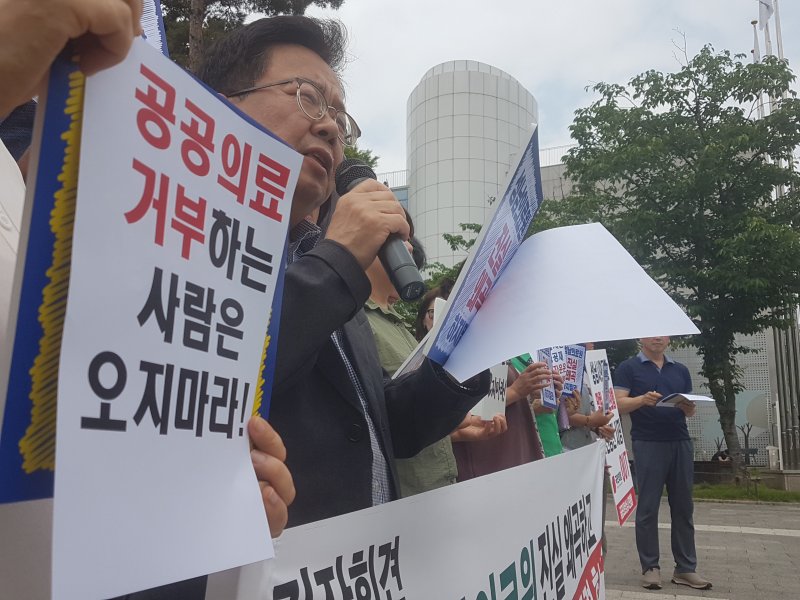 [성남=뉴시스] 신정훈 기자 = 성남시의료원 민영화를 반대하는 성남시민단체들이 이준석 개혁신당 후보의 시의료원 방문을 규탄하는 기자회견을 열고 있다. 2025.05.21. gs5654@newsis.com