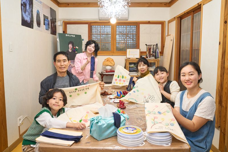 “할아버지와 장구 치고, 보자기 만들었어요”... 생활밀착형 문화예술교육 '가가호호'