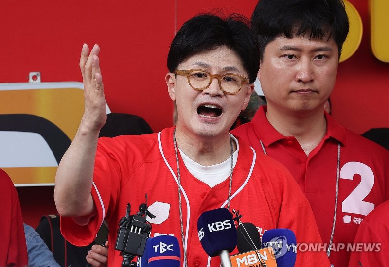 한동훈, 김문수 향해 "부정선거 음모론과 단호히 절연해 달라"