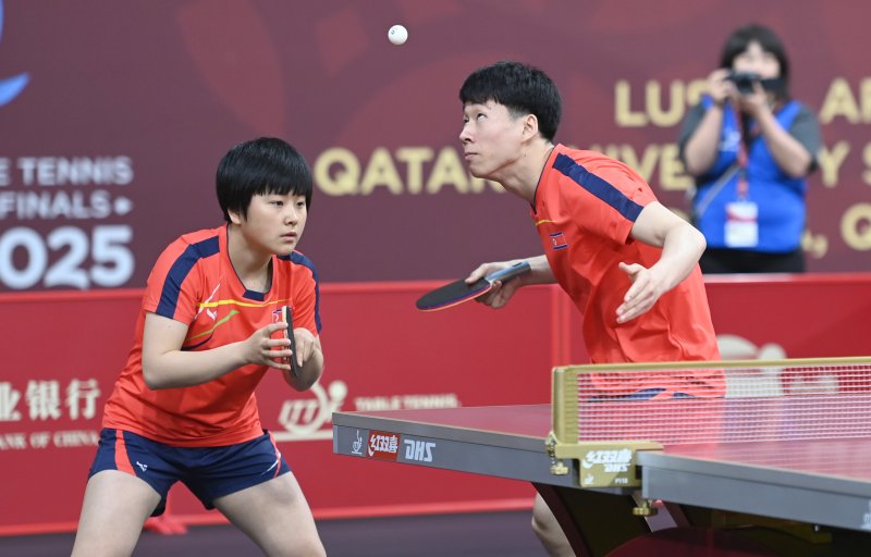 북한 리정식·김금영이 20일(현지시간) 카타르 도하 카타르대학교 스포츠 컴플렉스에서 열린 '2025 국제탁구연맹(ITTF) 세계선수권대회' 혼합복식 16강전 경기를 펼치고 있다. 2025.5.20/뉴스1 ⓒ News1 사진공동취재단