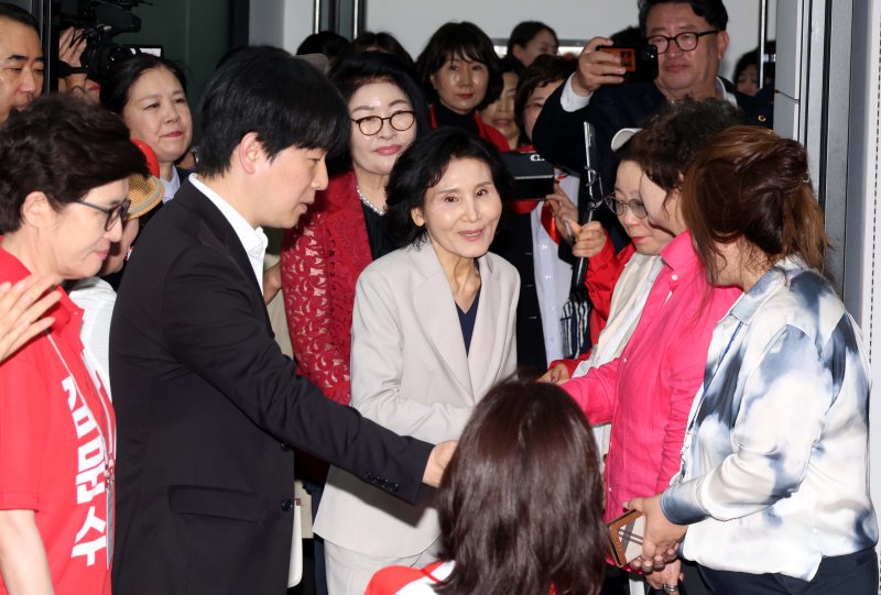 "최악은 김건희"...'교회 반주자' 김혜경 vs '노동계 동지' 설난영이 반면교사 삼은 행보 [21대 대선 리포트 ②]