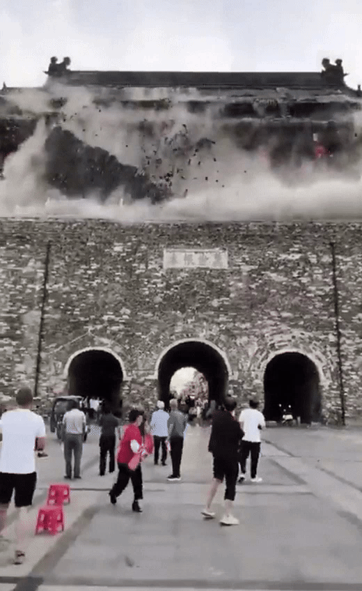 中 문화재 기와가 쓰나미처럼 우르르...무슨 일? [영상]