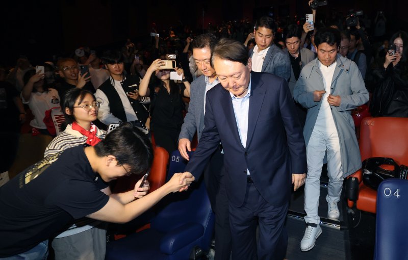 윤석열 전 대통령이 21일 오전 서울 메가박스 동대문에서 영화 ‘부정선거, 신의 작품인가’ 관람을 마치고 상영관을 나서며 지지자와 인사 나누고 있다. 2025.5.21/뉴스1 ⓒ News1 박세연 기자