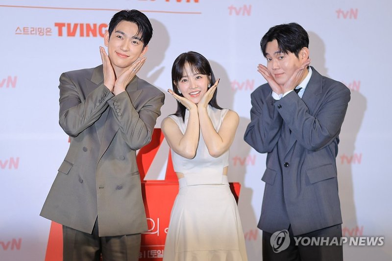 지난달 21일 서울 영등포구 CGV 영등포에서 열린 '미지의 서울' 제작발표회에서 1인 2역을 맡은 박보영(가운데)이 포즈를 취하고 있다. 연합뉴스