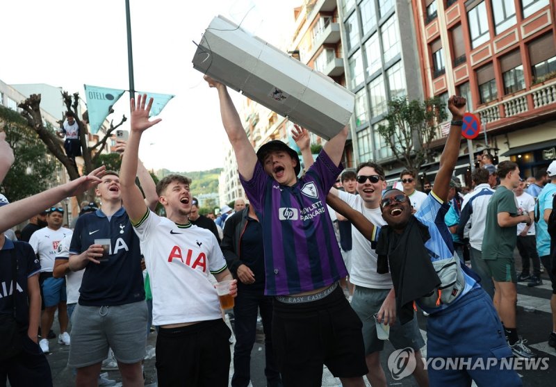 신호등 치켜든 축구 팬 (출처=연합뉴스)