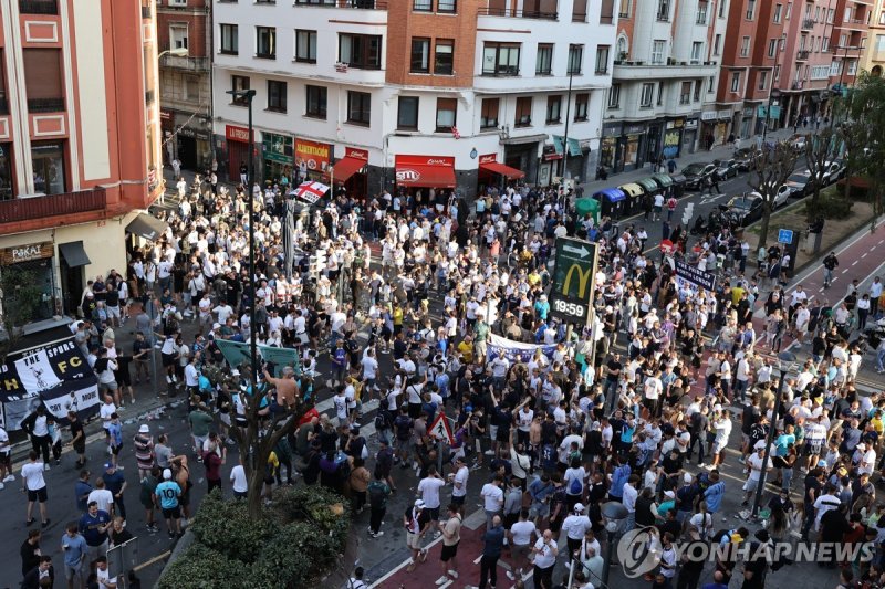 빌바오 거리 몰려는 팬들 (출처=연합뉴스)