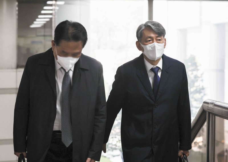 [서울=뉴시스] 김근수 기자 = 12·3 비상계엄과 관련해 내란 중요임무 종사 혐의로 기소된 조지호(오른쪽) 경찰청장이 지난 3월 31일 서울 서초구 서울중앙지방법원에서 열린 2차 공판에 출석하고 있다. 2025.05.21. ks@newsis.com