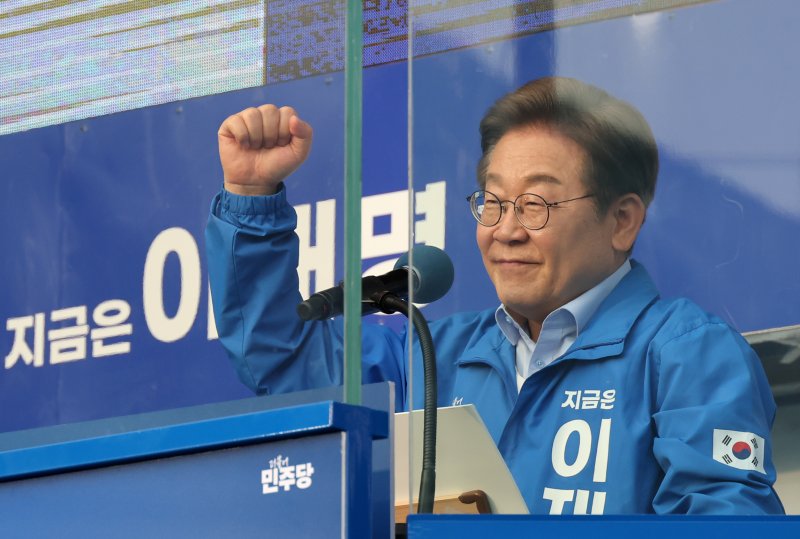 [인천=뉴시스] 조성우 기자 = 이재명 더불어민주당 대선후보가 21일 인천 계양구 계양역 앞에서 열린 유세에서 연설하고 있다. 2025.05.21. xconfind@newsis.com