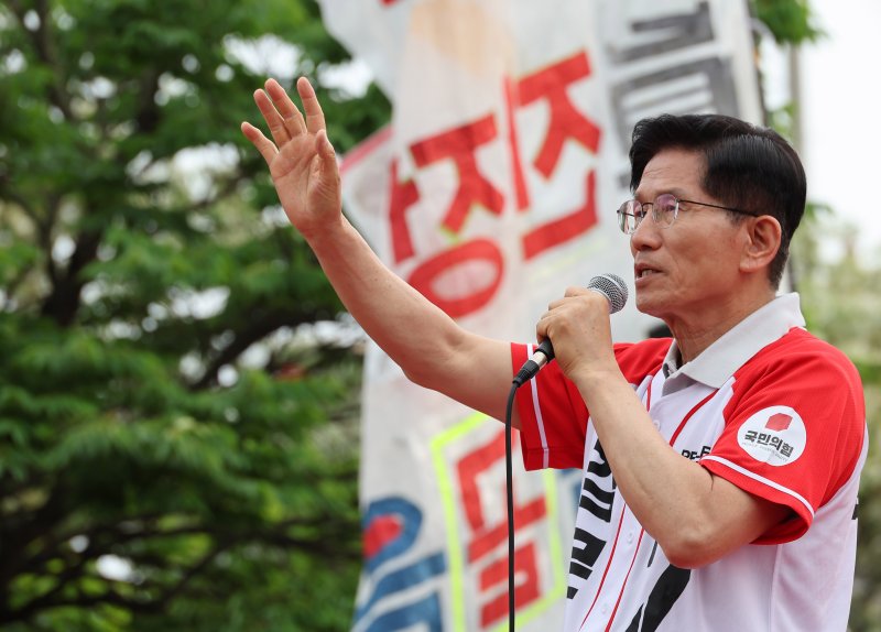 [동두천=뉴시스] 고승민 기자 = 김문수 국민의힘 대선 후보가 21일 경기 동두천시 지행역 광장을 찾아 유세하고 있다. (공동취재) 2025.05.21. photo@newsis.com