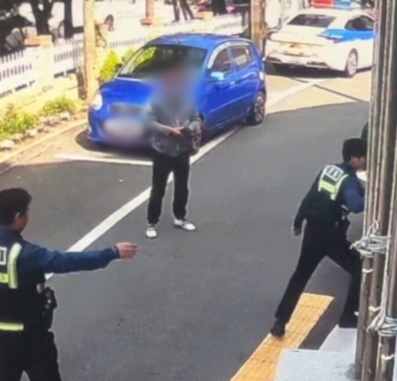 만취 상태로 운전하다 용변 급해 경찰 지구대 화단에 볼일 본 50대男