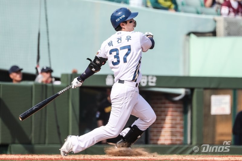 NC 다이노스 박건우는 21일 울산 문수야구장에서 열린 한화 이글스와의 2025 KBO리그 홈 경기에서 3타수 2안타 2타점으로 활약해 팀의 5-2 승리를 이끌었다. (NC 다이노스 제공)