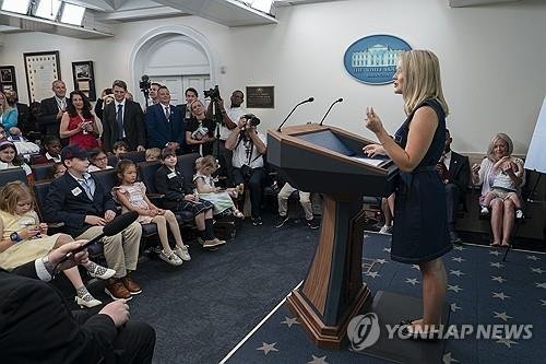 "트럼프는 몇 명 해고했어요?"..백악관 대변인, 어린이 기자단 질문에 '진땀'