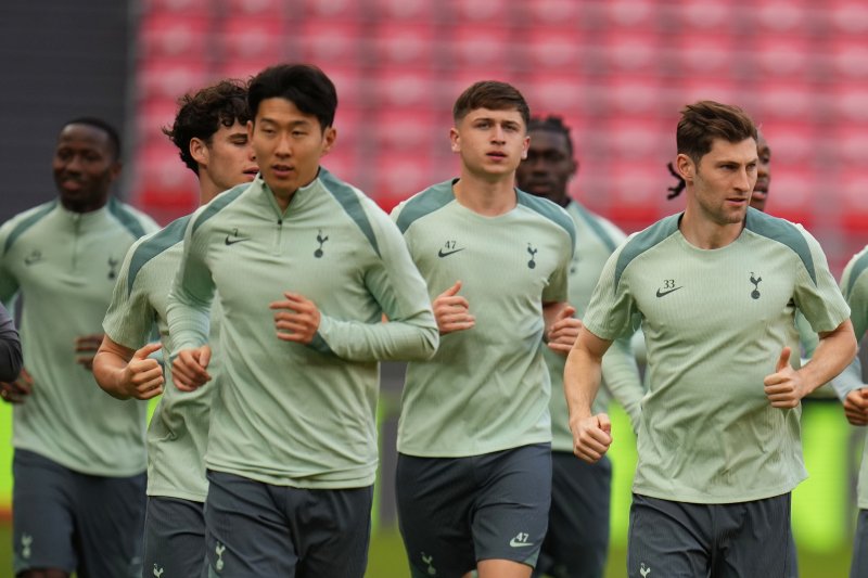 [빌바오=AP/뉴시스] 토트넘 홋스퍼의 손흥민이 20일(현지 시간) 스페인 빌바오의 산 마메스 경기장에서 열릴 2024-25 유럽축구연맹(UEFA) 유로파리그(UEL) 맨체스터 유나이티드와의 결승전을 앞두고 동료들과 훈련하고 있다. 2025.05.21.