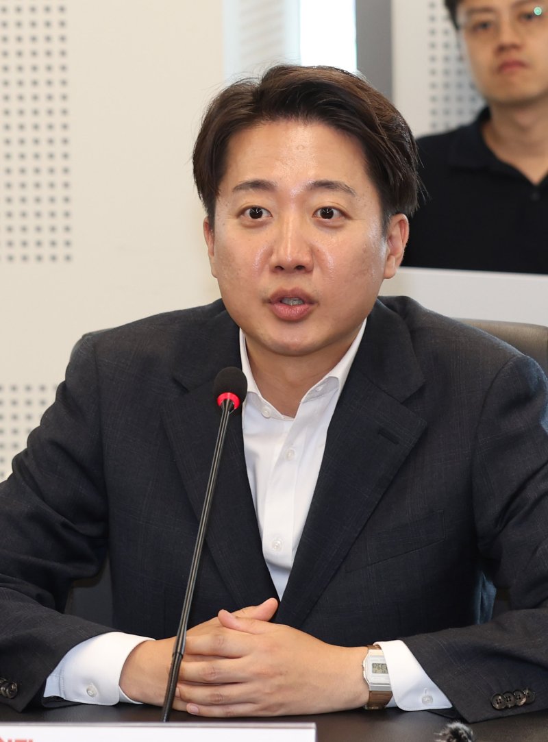 [성남=뉴시스] 김명년 기자 = 이준석 개혁신당 대선 후보가 21일 경기 성남시 성남의료원에서 열린 한호성 원장과의 간담회에서 발언하고 있다. 2025.05.21. kmn@newsis.com