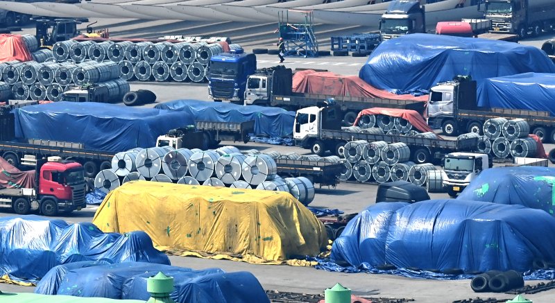 [평택=뉴시스] 김종택 기자 = 3일 경기도 평택시 포승읍 평택항 수출 야적장에 철강 제품이 쌓여 있다. 2025.04.03. jtk@newsis.com