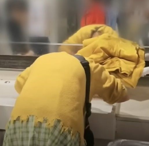 제주공항 화장실서 핸드워시로 세수하고 머리까지 감은 女 '경악' [영상]