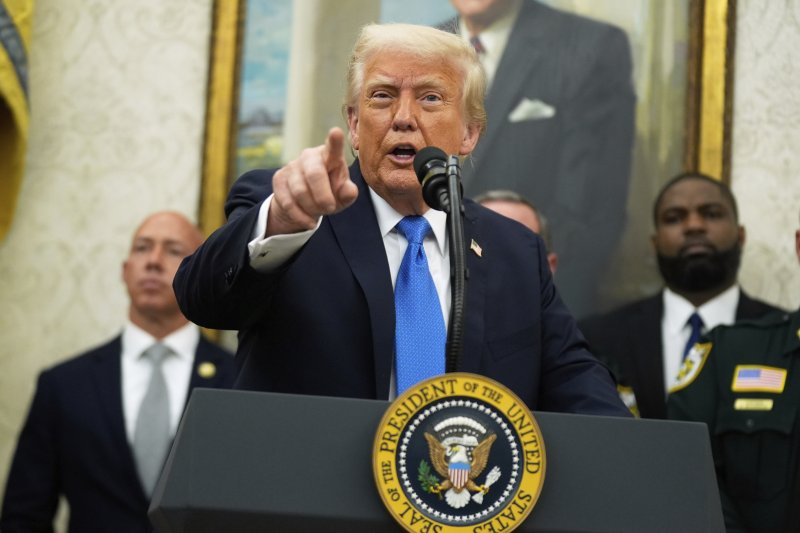 [워싱턴=AP/뉴시스]도널드 트럼프 미국 대통령이 19일(현지 시간) 백악관 집무실에서 기자들의 질문에 답변하고 있다. 2025.05.20.