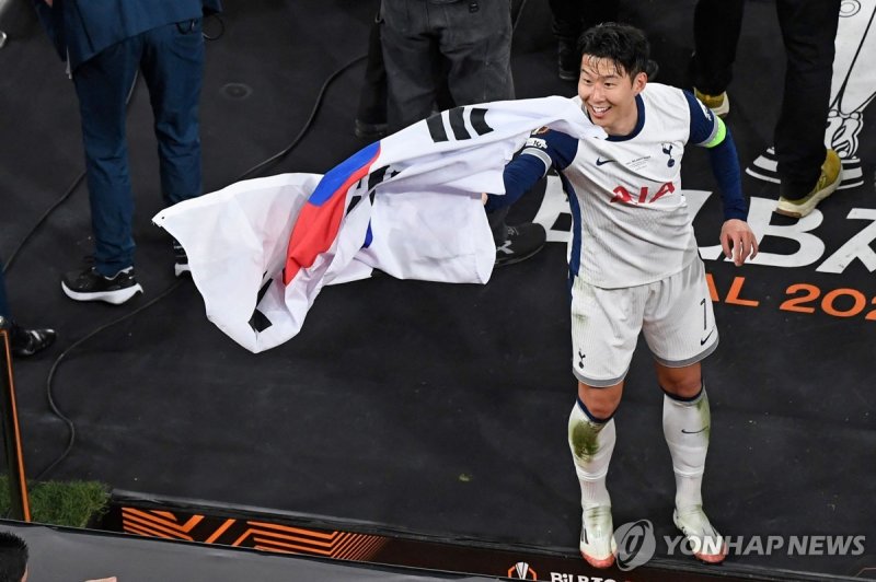 "이럴수가" 손흥민, 유로파 정상 우뚝... 유럽 진출 15년 만에 첫 우승 트로피 감격