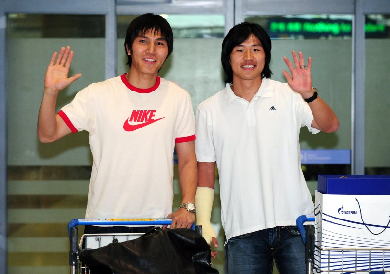 【인천공항=뉴시스】 올해 유럽축구연맹(UEFA)컵 정상에 오른 러시아 프로축구 제니트 상트페테르부르크의 '한국인 듀오' 김동진(26.왼쪽)과 이호(22)가 18일 오후 인천국제공항을 통해 귀국, 취재진을 향해 손을 들어 보이고 있다.