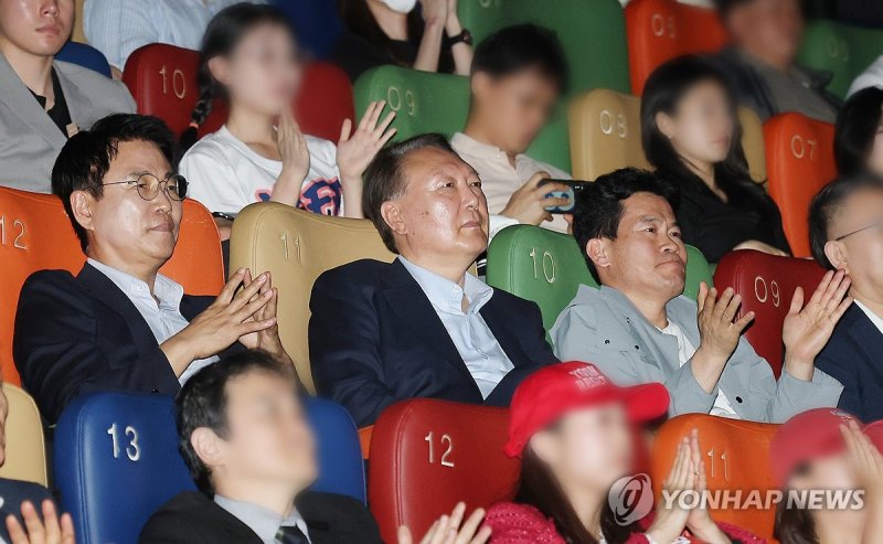 "재미 없으셨나봐"...尹, '부정선거' 영화 관람 중 조는 모습 포착