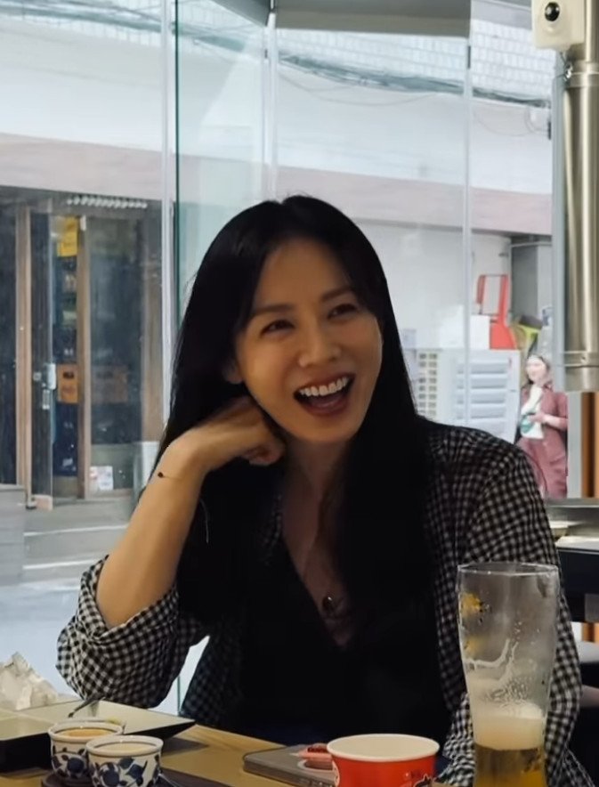 '현빈♥' 손예진, 눈웃음 폭발…식당서 컵라면에 낮술 포착 [N샷]