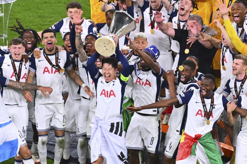 토트넘 홋스퍼의 손흥민이 21일(현지 시간) 스페인 빌바오의 산 마메스 스타디움에서 열린 2024-25 유럽축구연맹(UEFA) 유로파리그(UEL)에서 우승한 뒤 동료들과 함께 트로피를 들어 올리고 있다. 토트넘은 결승전에서 맨체스터 유나이티드를 1-0으로 꺾고 우승을 차지했으며, 손흥민은 생애 첫 우승컵을 들어 올렸다.뉴시스