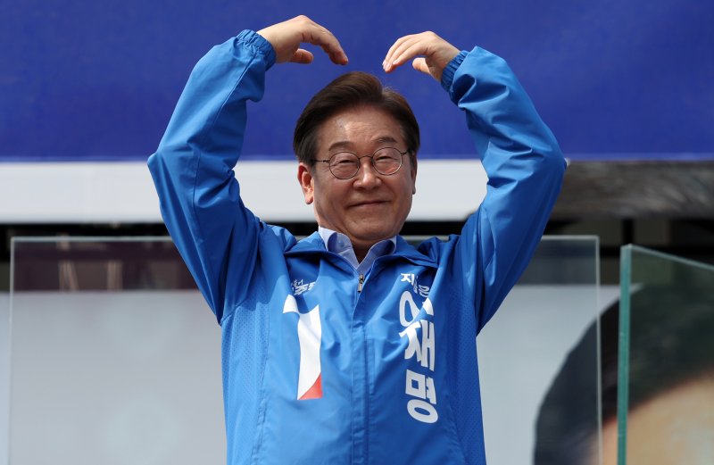 이재명 더불어민주당 대통령 후보가 사흘째 수도권 표심잡기에 나선 21일 오후 인천 부평역 광장을 찾아 연설을 마친 뒤 시민들에게 하트를 그려보이고 있다. (공동취재) 2025.5.21/뉴스1 ⓒ News1 안은나 기자