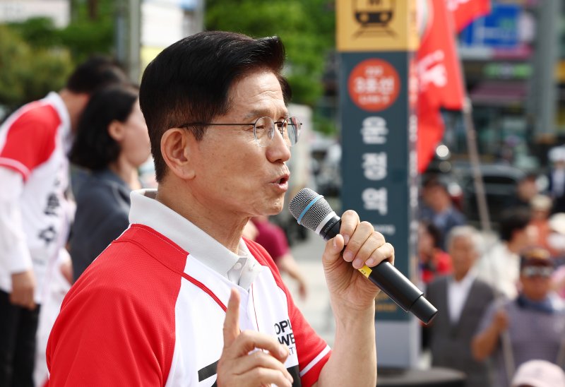 김문수 국민의힘 대통령 후보가 21일 경기 파주시 새암공원에서 유세를 하고 있다. 2025.5.21/뉴스1 ⓒ News1 김민지 기자