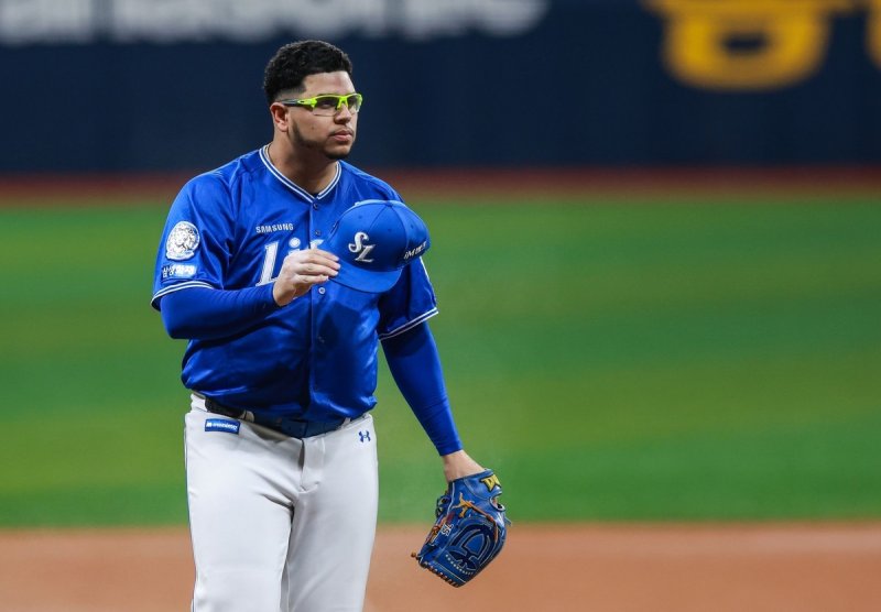 이름을 연호하는 팬들에게 모자를 벗어 인사한 후라도 (출처=연합뉴스)