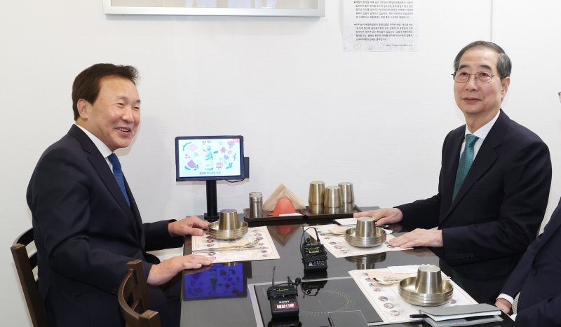 [서울=뉴시스] 조수정 기자 = 한덕수(오른쪽) 무소속 대통령선거 예비후보와 메이저 바카라사이트 전 바른미래당 대표(전 민주당 대표)가 5일 서울 종로구 한 식당에서 만찬 회동을 하고 있다. 2025.05.05. chocrystal@newsis.com
