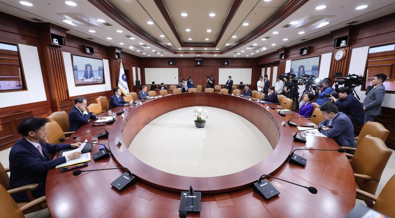 김범석 기획재정부 장관 직무대행 1차관이 21일 오전 서울 종로구 정부서울청사에서 열린 경제관계장관회의 겸 산업경쟁력강화 관계장관회의에서 모두발언을 하고 있다. 2025.5.21/뉴스1 ⓒ News1 김성진 기자