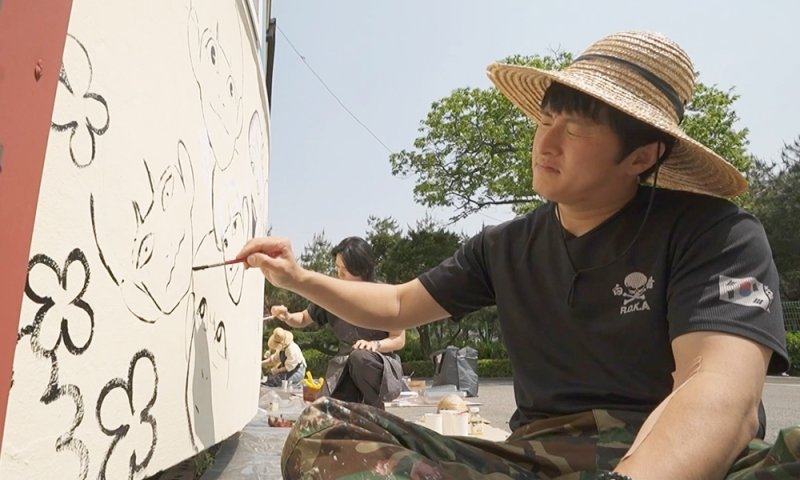 기안84, 후배들과 보육원 벽화 봉사…3시간 나홀로 스케치하다 벌러덩